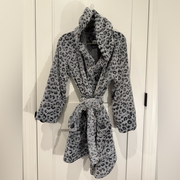 PINK Victoria's Secret Other - Victorias Secret Pink Gray Cheetah Print Plush Robe Size M/L